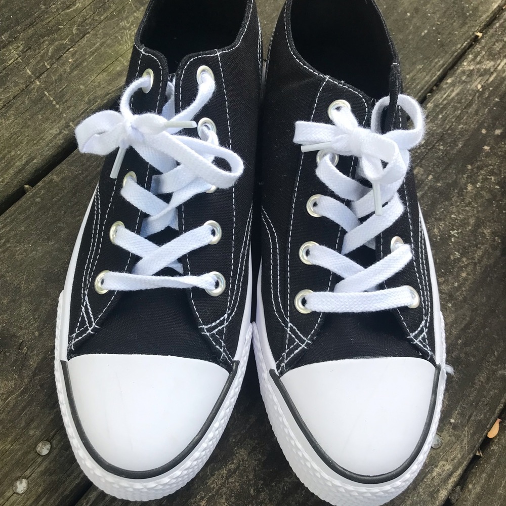 Black Airwalk canvas sneakers size 8.5